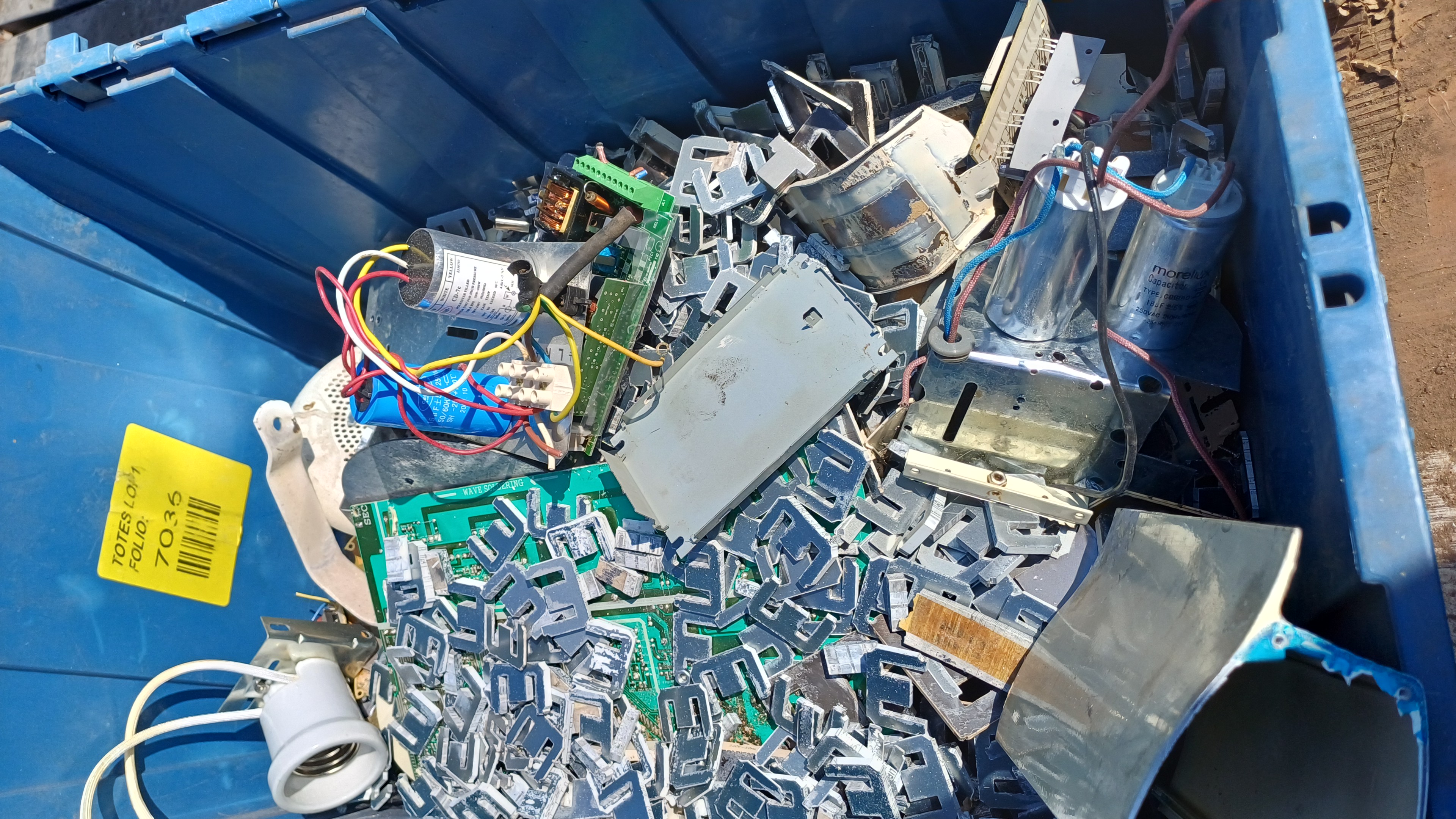 Reciclaje de cableado eléctrico y excedentes tecnológicos