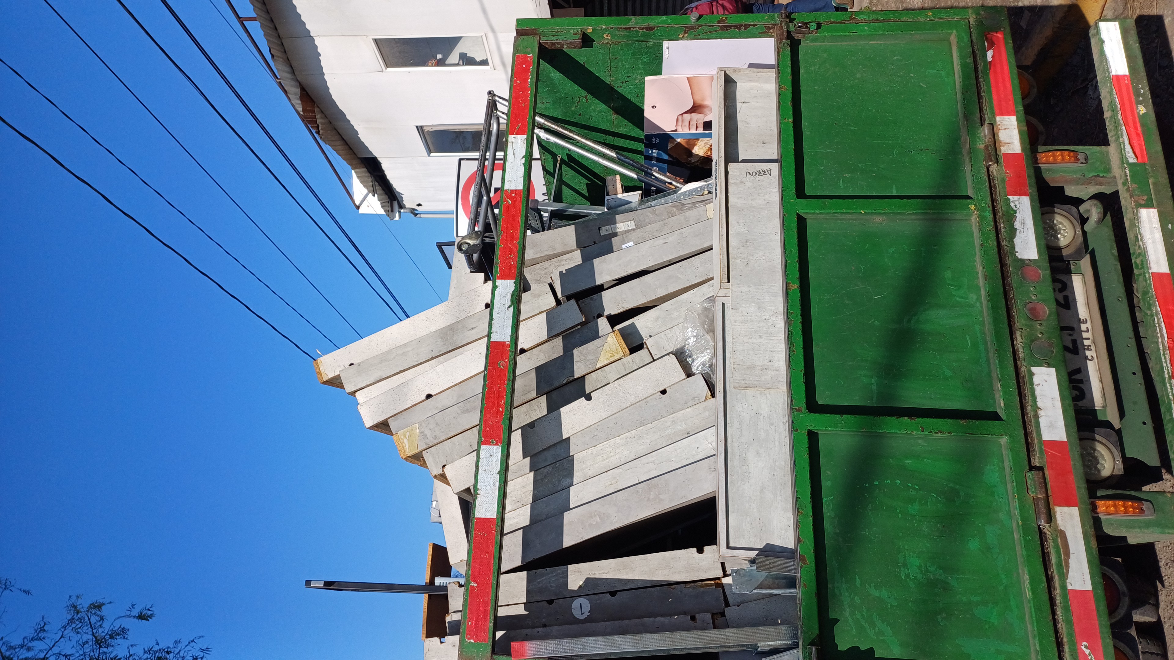 Camión de reciclaje y transporte logístico comercial