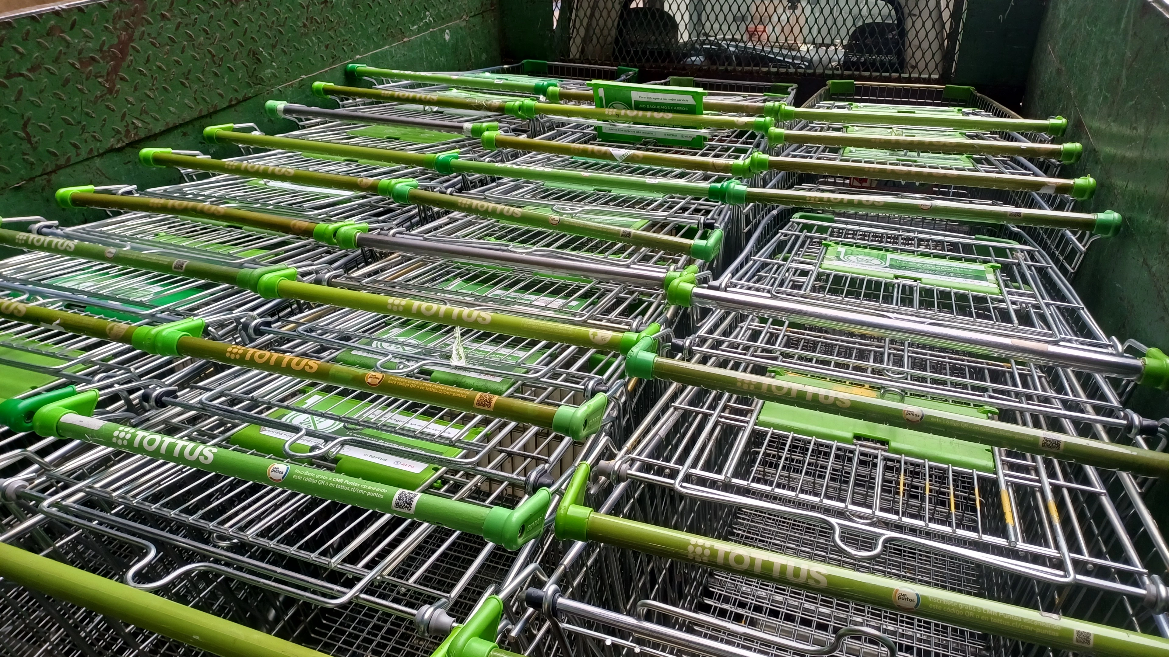 Carritos metálicos dados de baja y mobiliario comercial