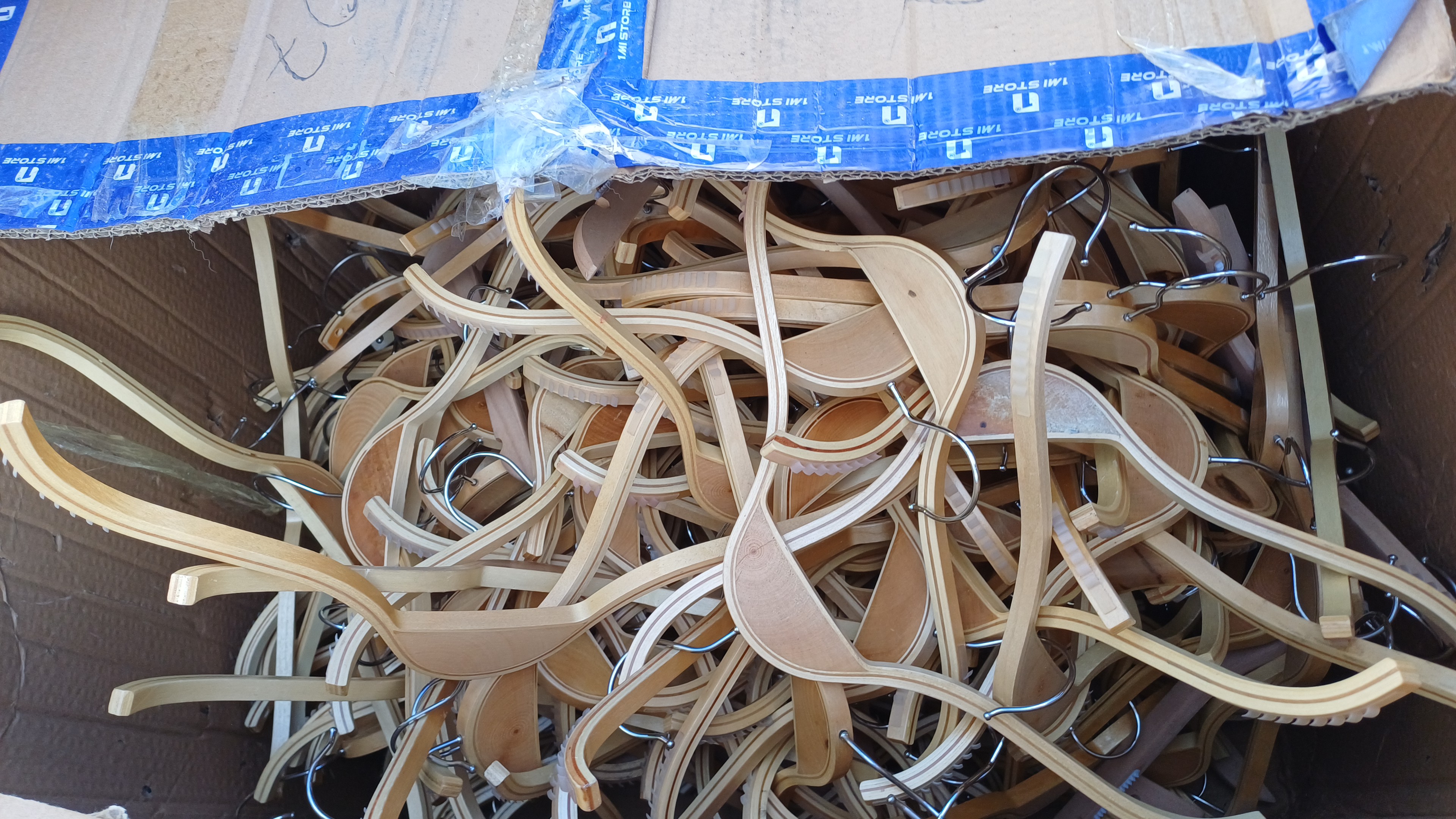 Ganchos y perchas plásticas de retail